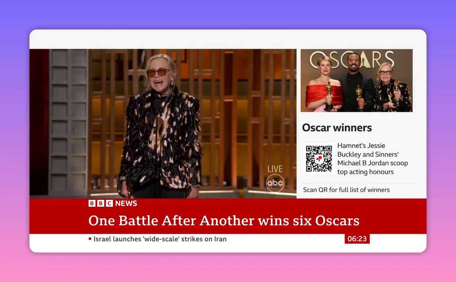 Lauréate souriante au micro pendant son discours d'acceptation aux Oscars.