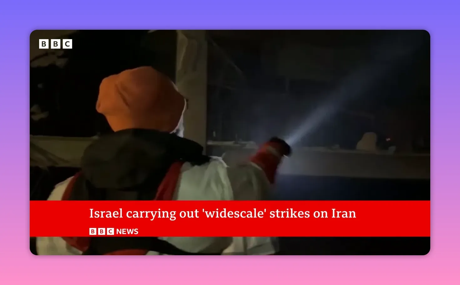 Secouriste pointant une lampe torche à l'intérieur d'un bâtiment endommagé la nuit