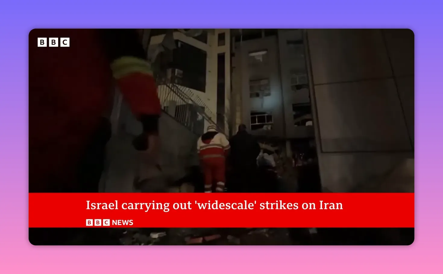 Secouristes dans la nuit inspectant un immeuble partiellement détruit après des frappes.