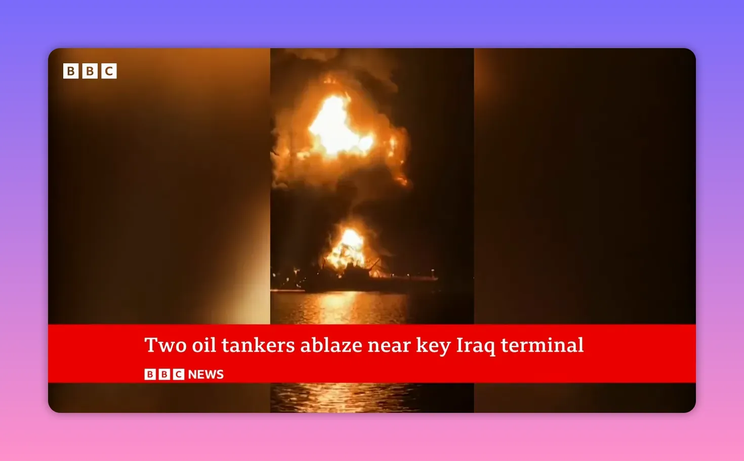 Deux pétroliers en flammes la nuit près d'un terminal, gros incendies et reflet sur l'eau (image de nuit, BBC).