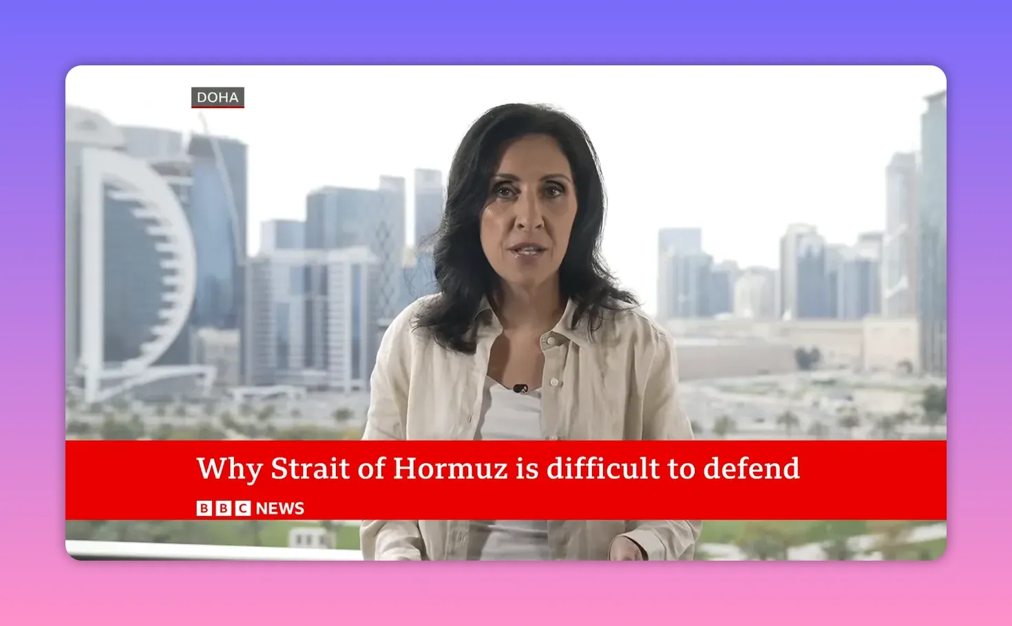 Présentatrice en reportage avec arrière‑plan urbain et titre 'Why Strait of Hormuz is difficult to defend' en bas de l'écran.