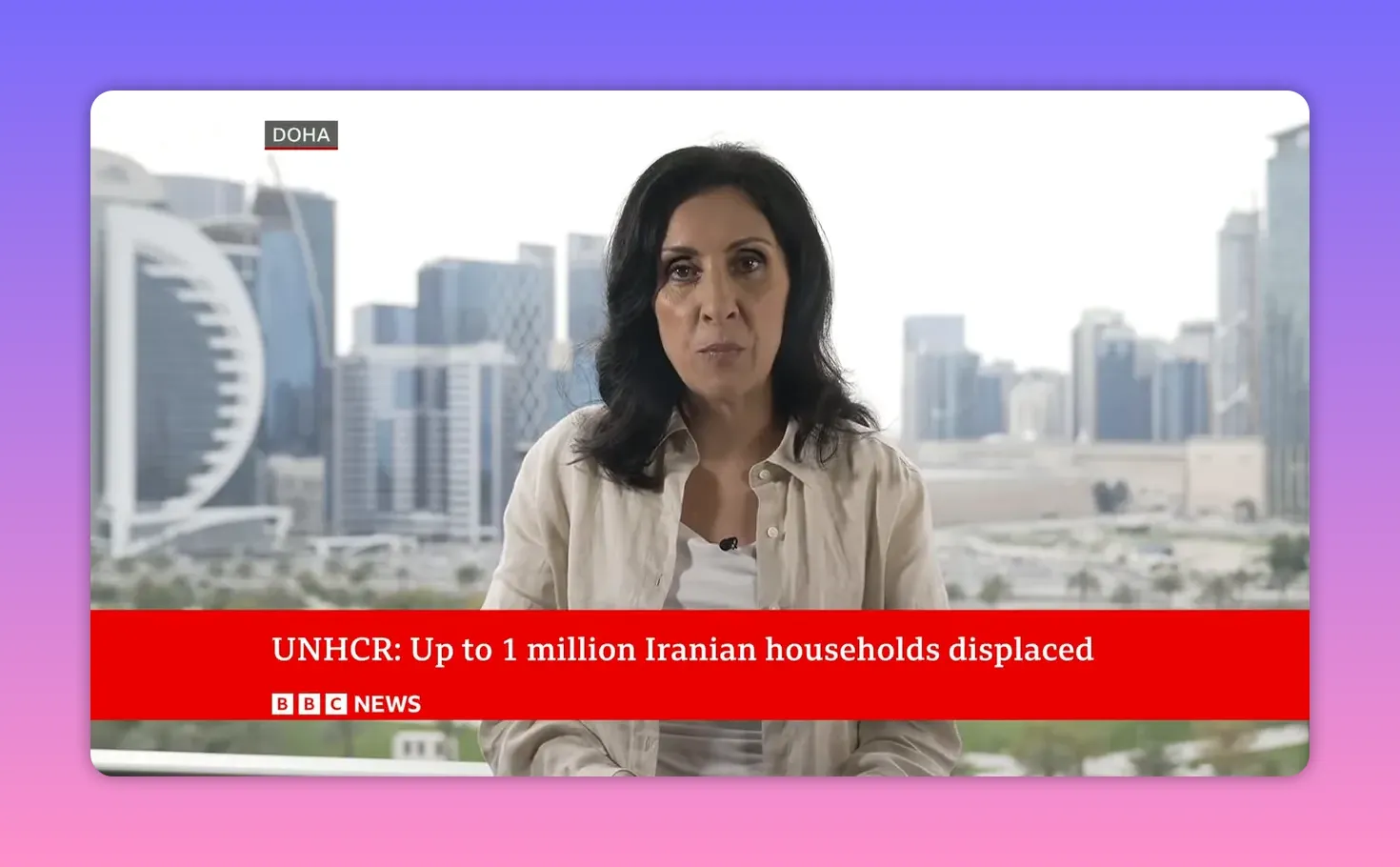 Plan clair d'une journaliste avec bandeau lisible «UNHCR: Up to 1 million Iranian households displaced».