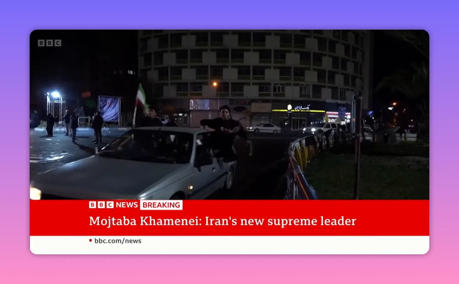 Convoi de voitures avec personnes et drapeaux dans une rue la nuit lors d'un rassemblement