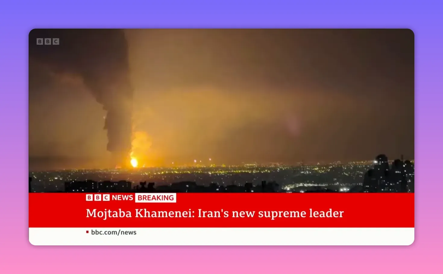 Important incendie nocturne et colonne de fumée noire au-dessus d'une ville, vue panoramique