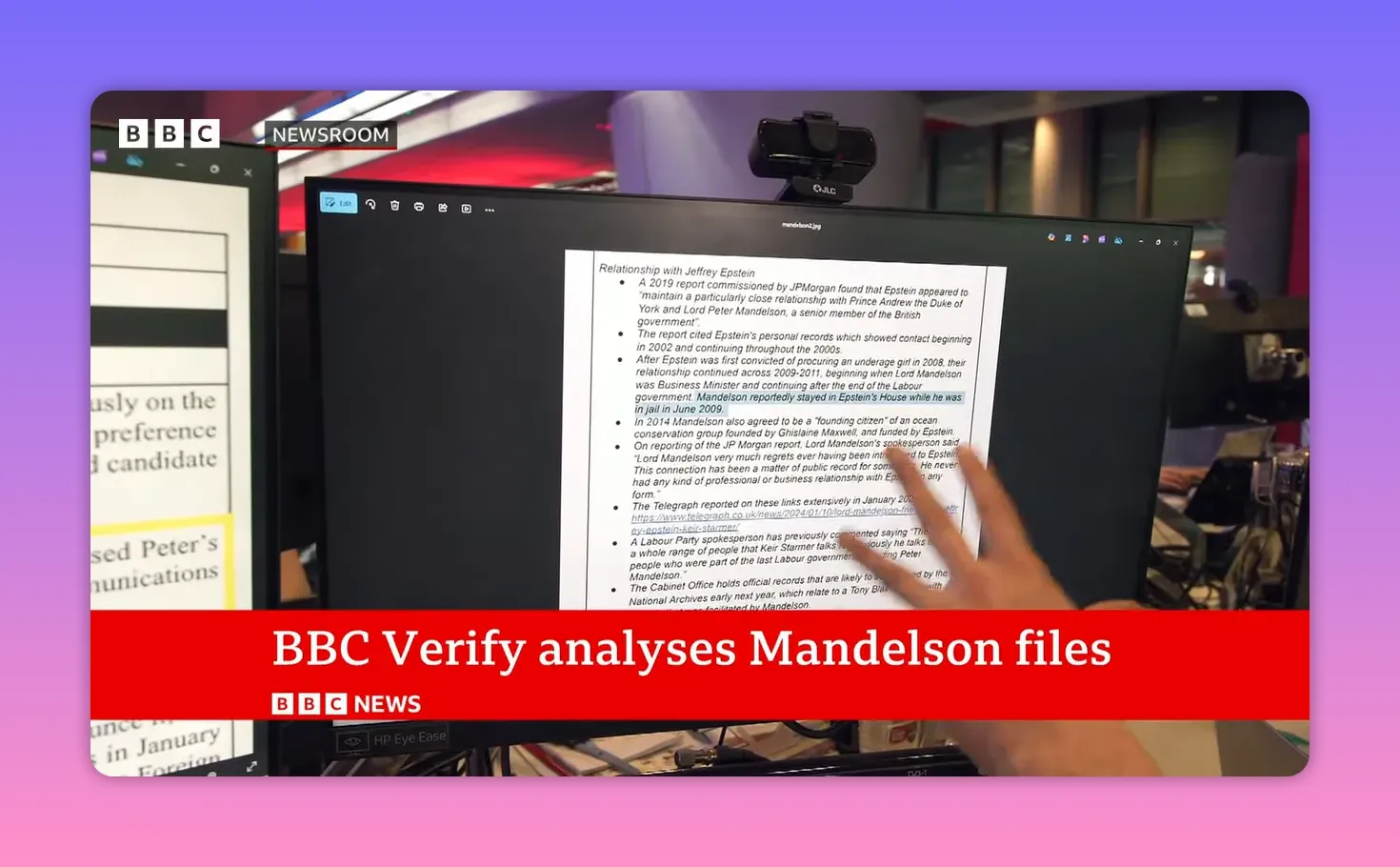 Moniteur affichant une note de vetting détaillant des risques réputationnels avec une main proche de l’écran.