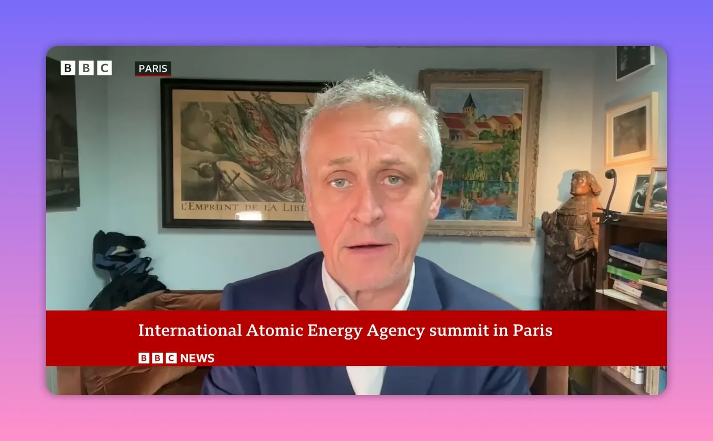 Plan serré d'un intervenant parlant du sommet de l'AIEA à Paris, bannière rouge BBC visible