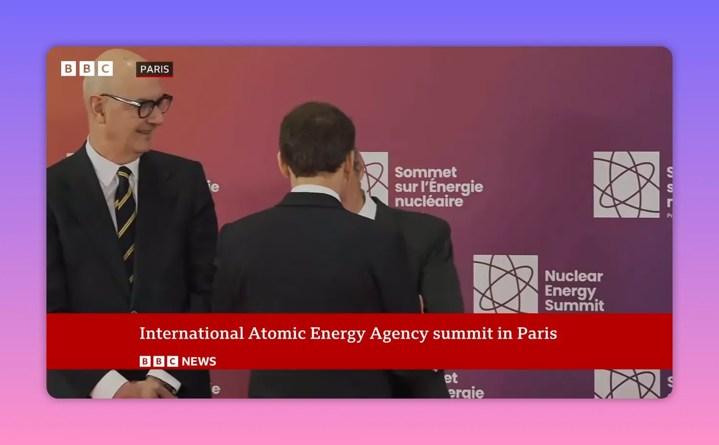 Fond officiel 'Nuclear Energy Summit / Sommet sur l'Énergie nucléaire' avec représentants alignés — image centrée sur la signalétique.