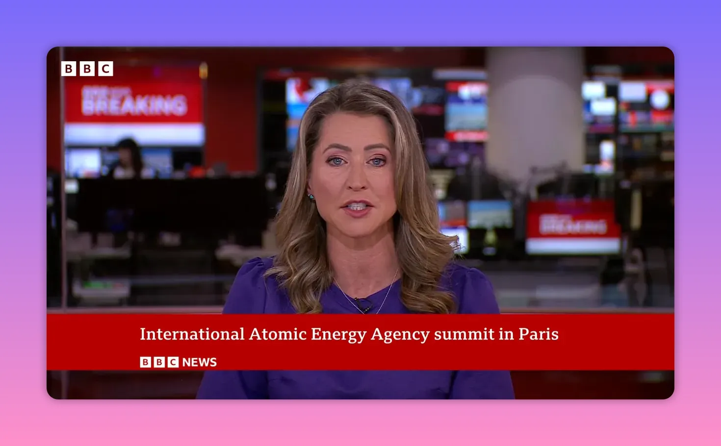 Présentatrice BBC en plateau avec bandeau : « International Atomic Energy Agency summit in Paris »