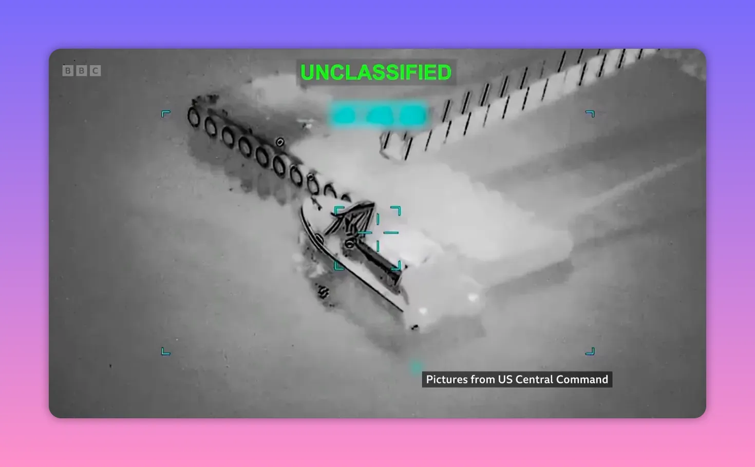 Image thermographique d'un petit bateau endommagé avec viseur et débris en surface