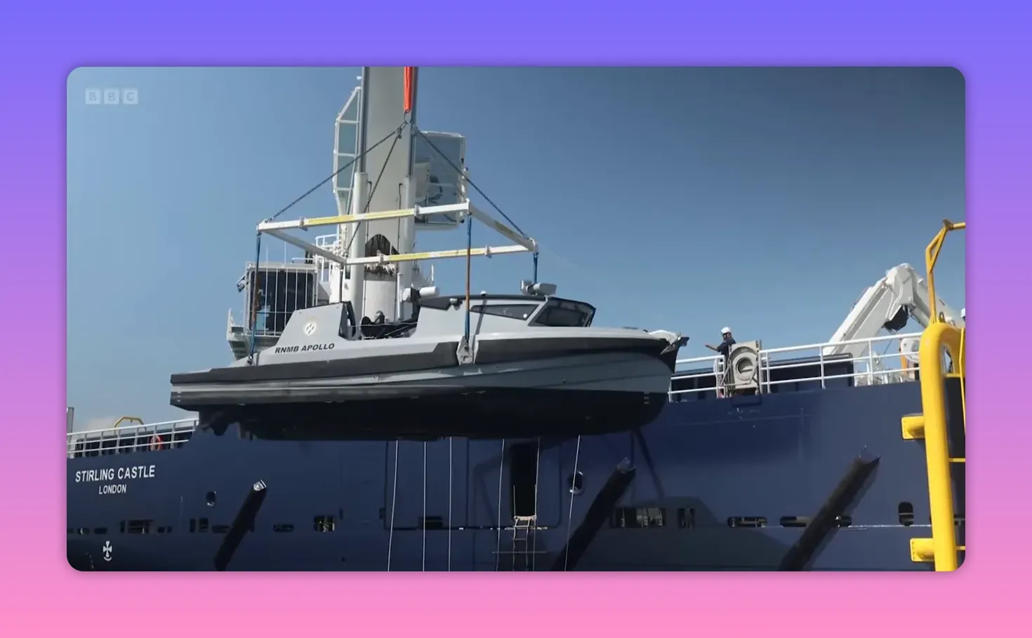 vedette RNMB Apollo suspendue par une grue au-dessus de la coque d'un navire