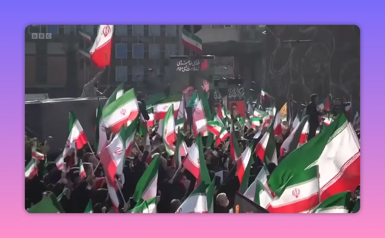 Grande foule brandissant des drapeaux iraniens lors d'un rassemblement