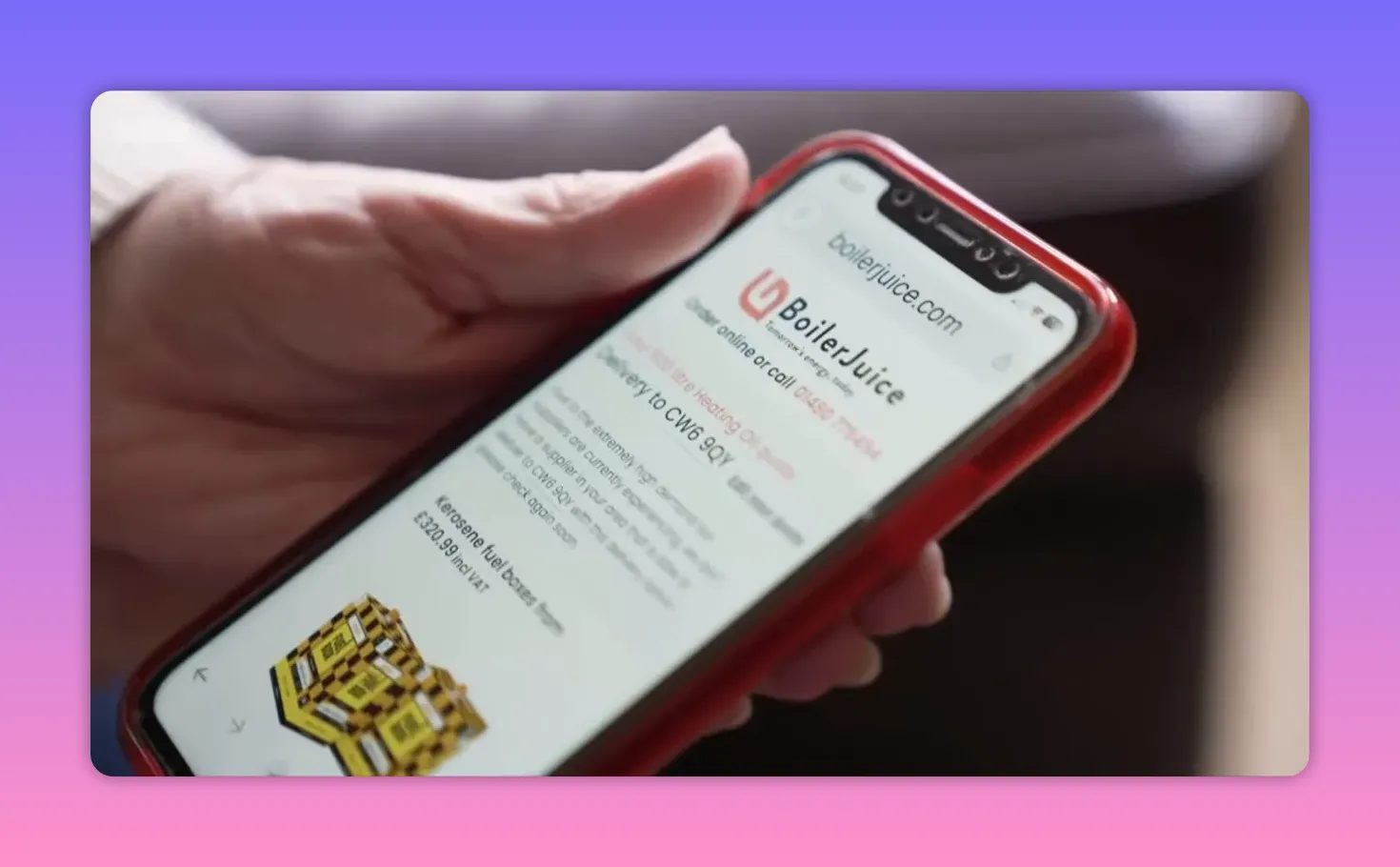 Gros plan d'un smartphone affichant le site BoilerJuice pour la commande de fioul.