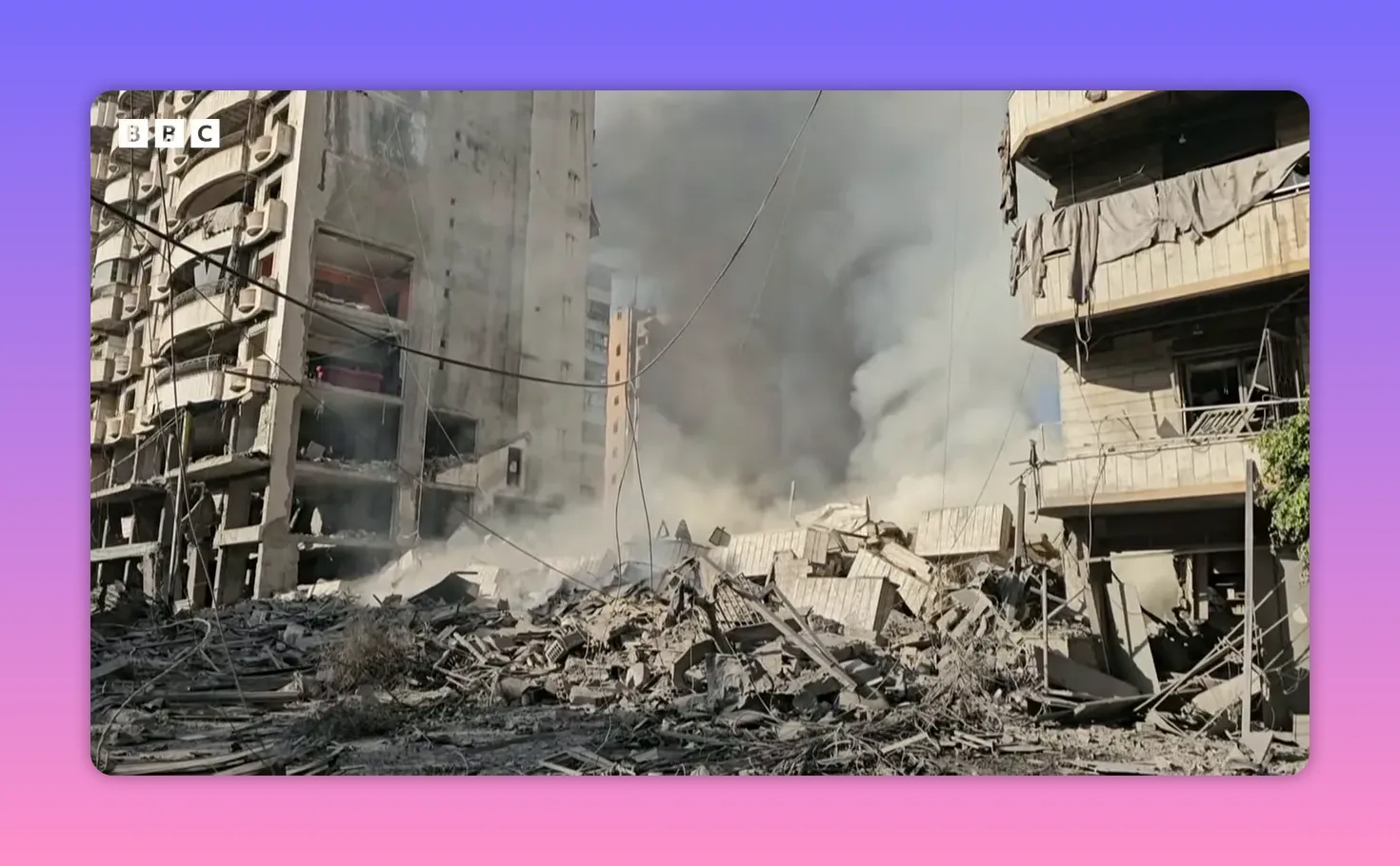 Scène de destruction urbaine avec bâtiments endommagés, décombres et nuages de poussière