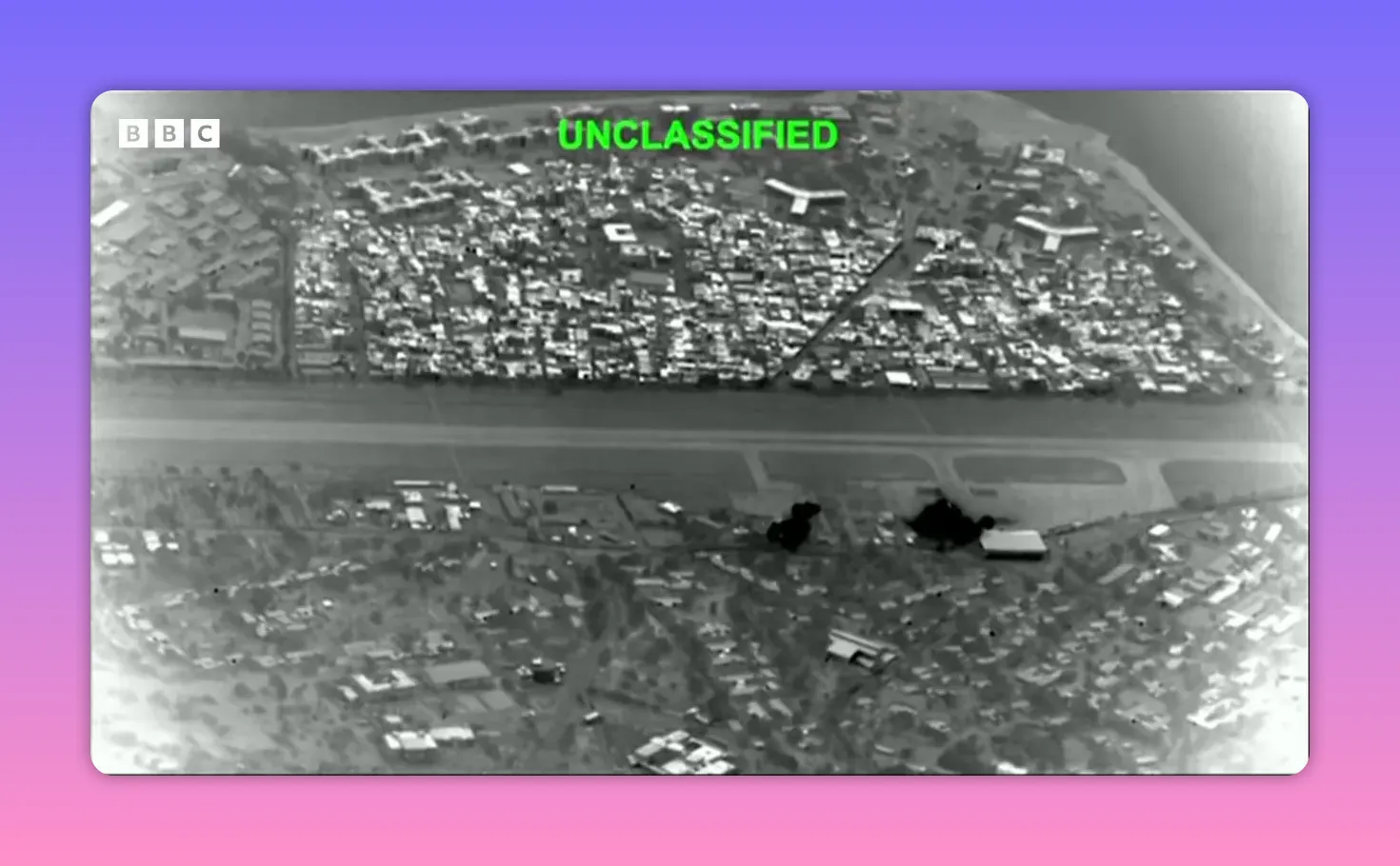 Plan aérien infrarouge net de l'île de Kharg montrant la piste, bâtiments et impacts