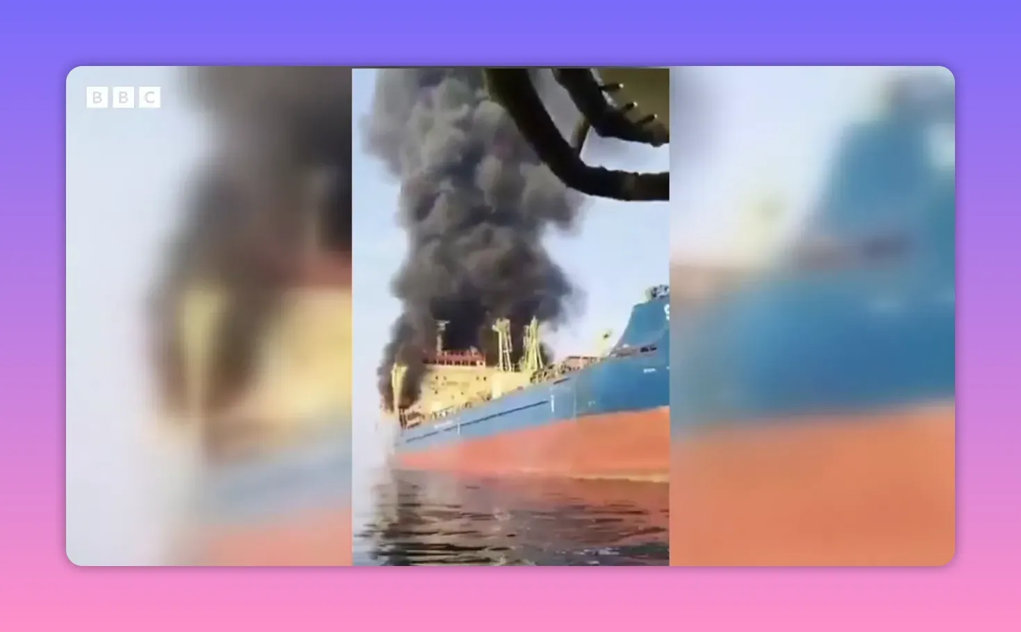 Pétrolier en feu avec une épaisse colonne de fumée noire au-dessus du pont