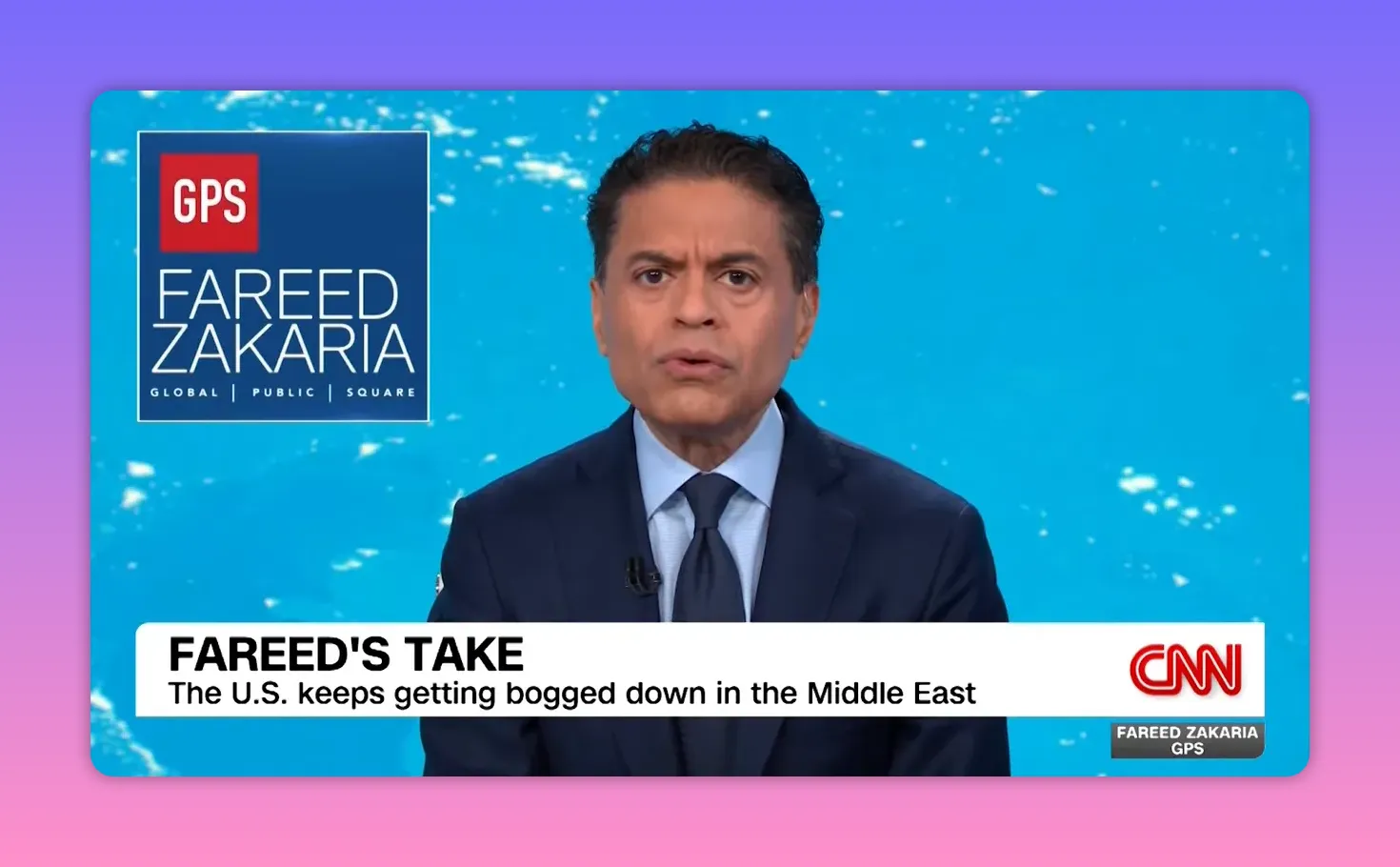 Fernsehmoderator vor blauem Kartenhintergrund mit unterer Einblendung zur US-Verstrickung im Nahen Osten und CNN-Logo; scharfes, gut belichtetes Standbild.