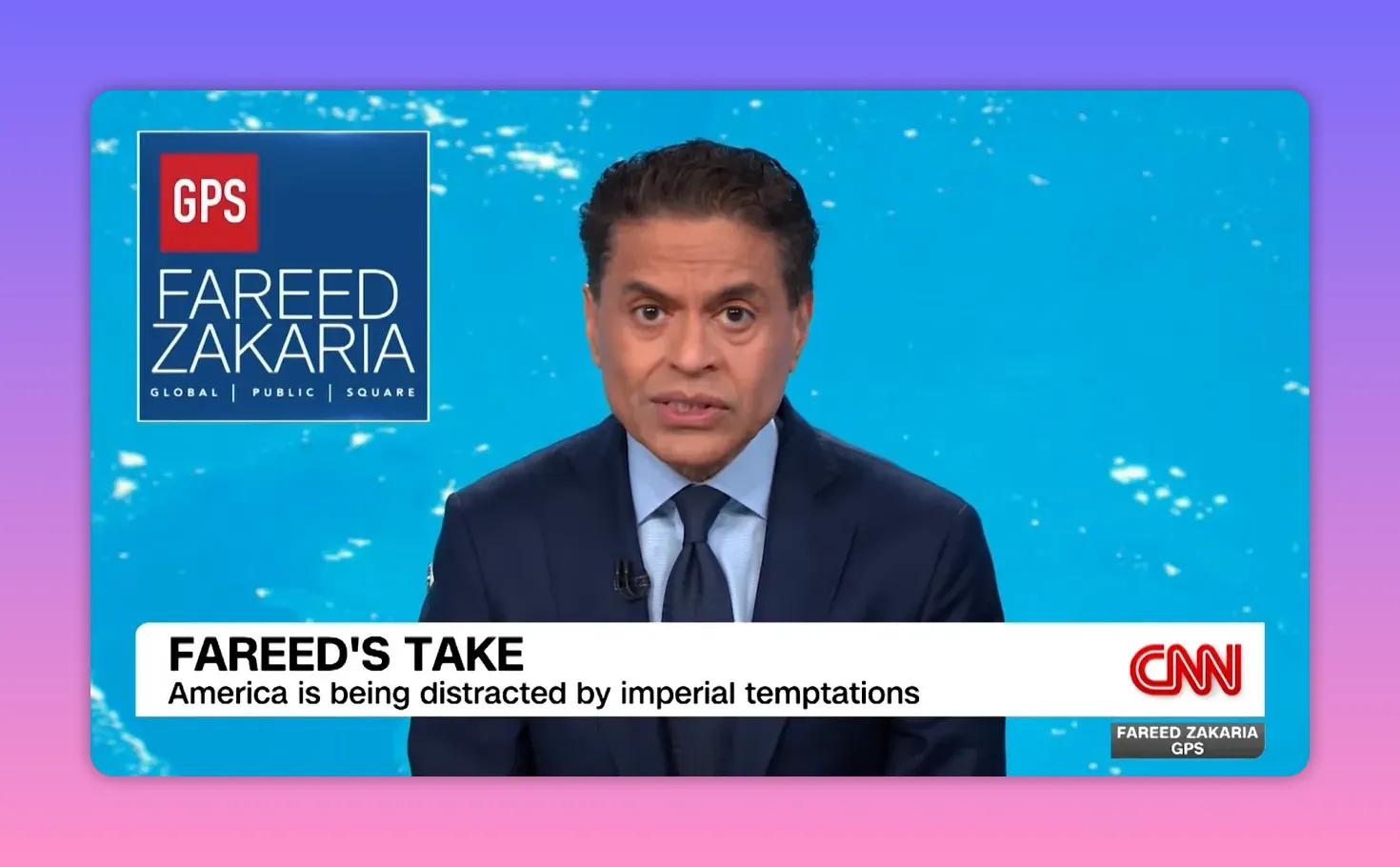 TV-Kommentator im Studio vor blauem Hintergrund mit Sendungs-Branding und Nachrichten-Untertitel.