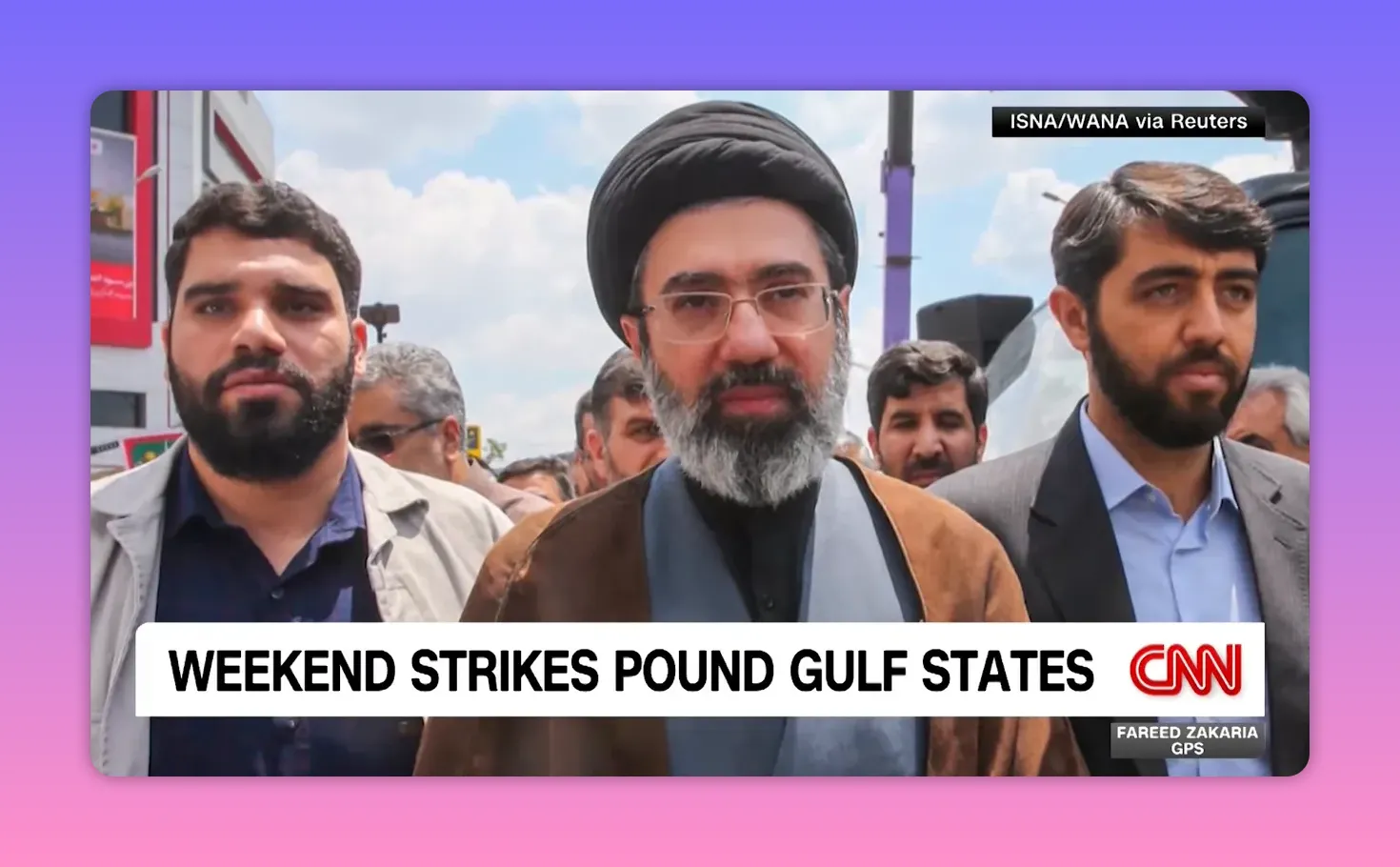 Menschenmenge auf der Straße mit einer religiösen Führungsperson zentral im Bild und CNN-Schriftzug unten.