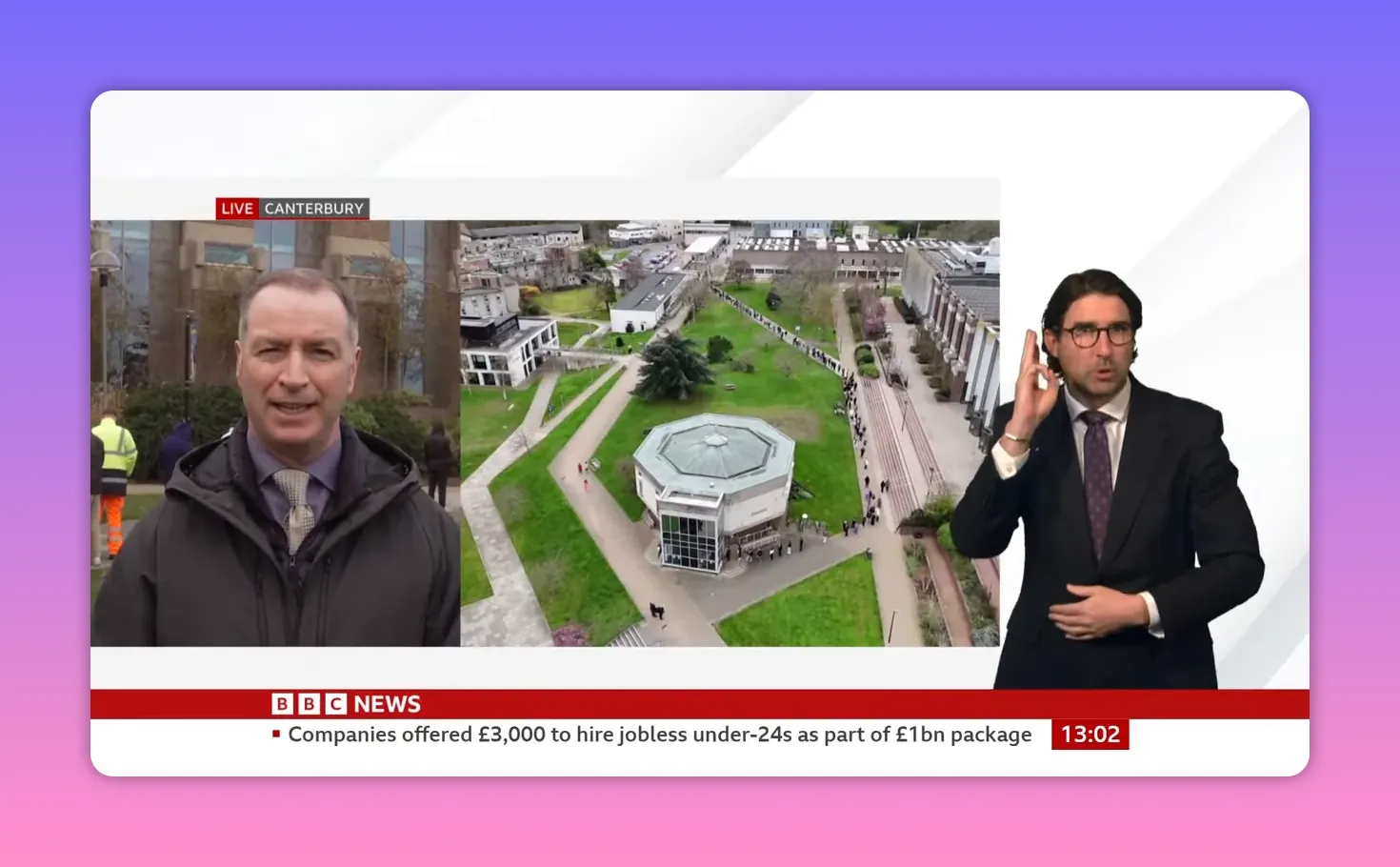 Vue aérienne nette d’un campus à Canterbury montrant un bâtiment central et une longue file de personnes