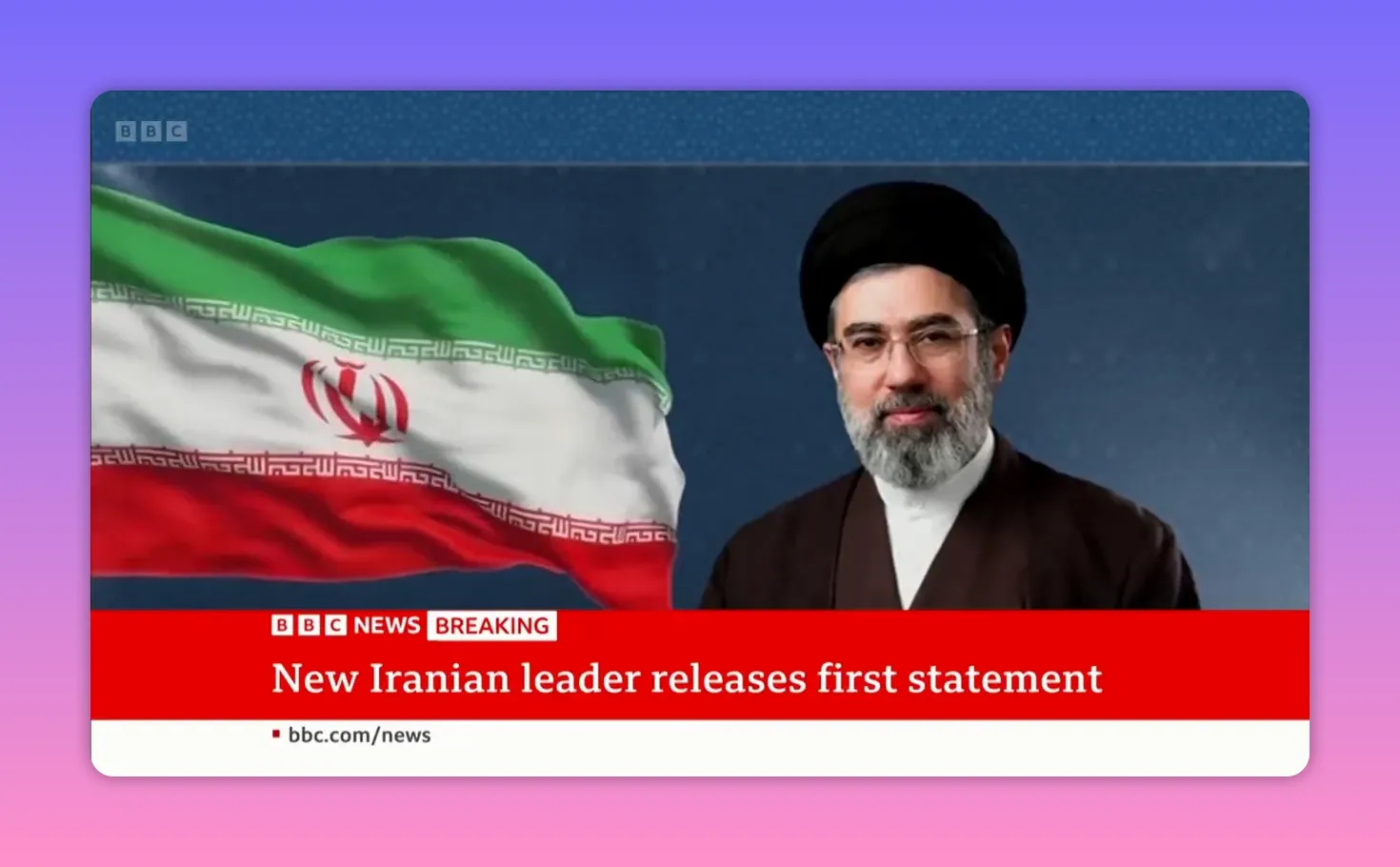 Portrait du nouveau guide suprême d'Iran devant le drapeau national et bande d'information BBC