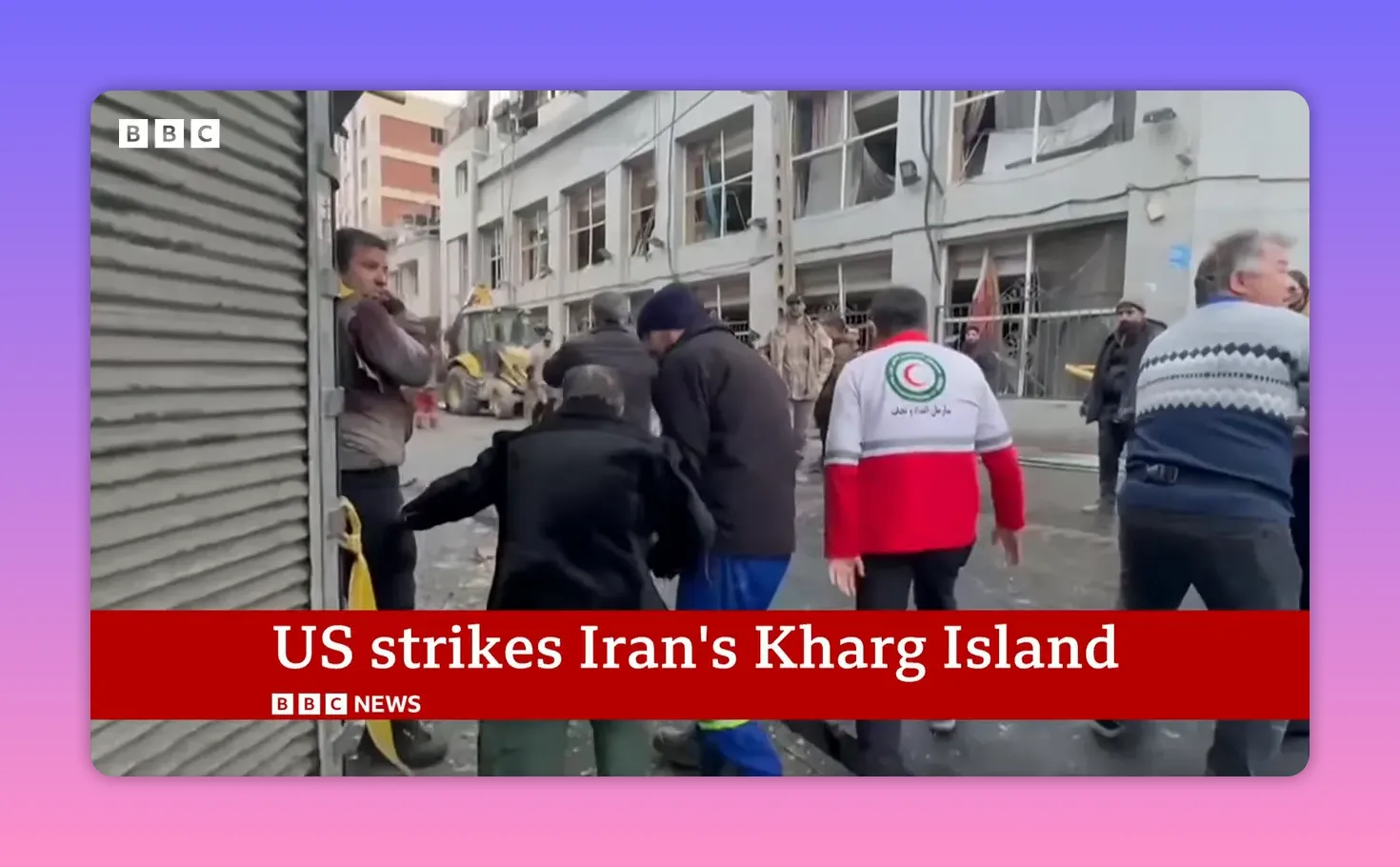 Personnes et secouristes devant un bâtiment aux fenêtres brisées après une frappe