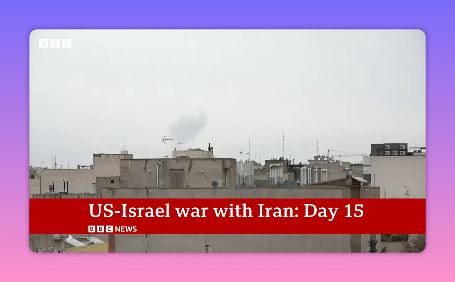 Panorama urbain avec une colonne de fumée s'élevant après une frappe, toits et antennes au premier plan.