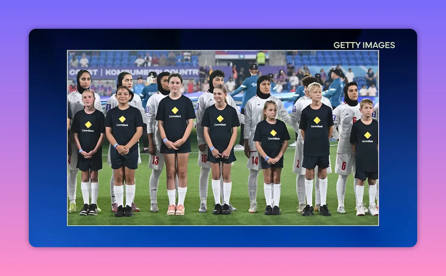 Iranische Fußballspielerinnen stehen mit Kindermaskottchen nebeneinander auf dem Spielfeld (Getty Images)