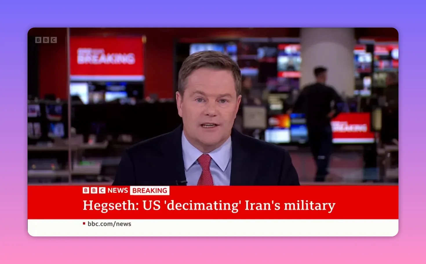 Plan studio BBC montrant un présentateur et le bandeau « Hegseth: US 'decimating' Iran's military », texte net et lisible