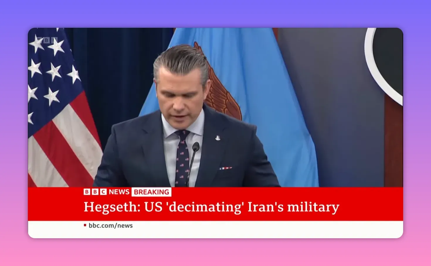 Responsable américain au pupitre ; bande BBC News en bas affichant un titre sur l'affaiblissement des capacités militaires iraniennes