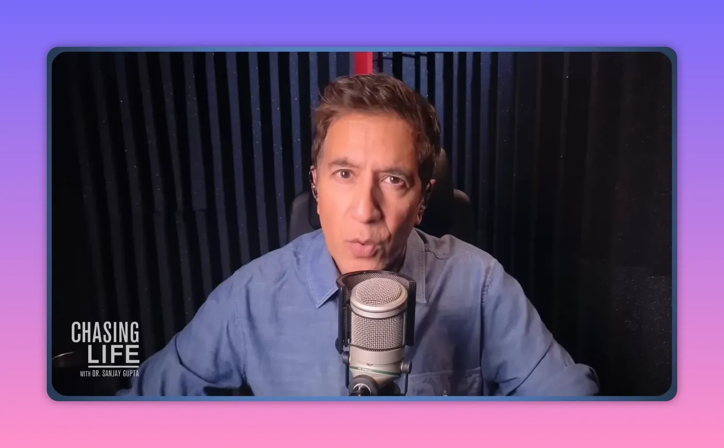 Animateur regardant la caméra au micro, expression engagée