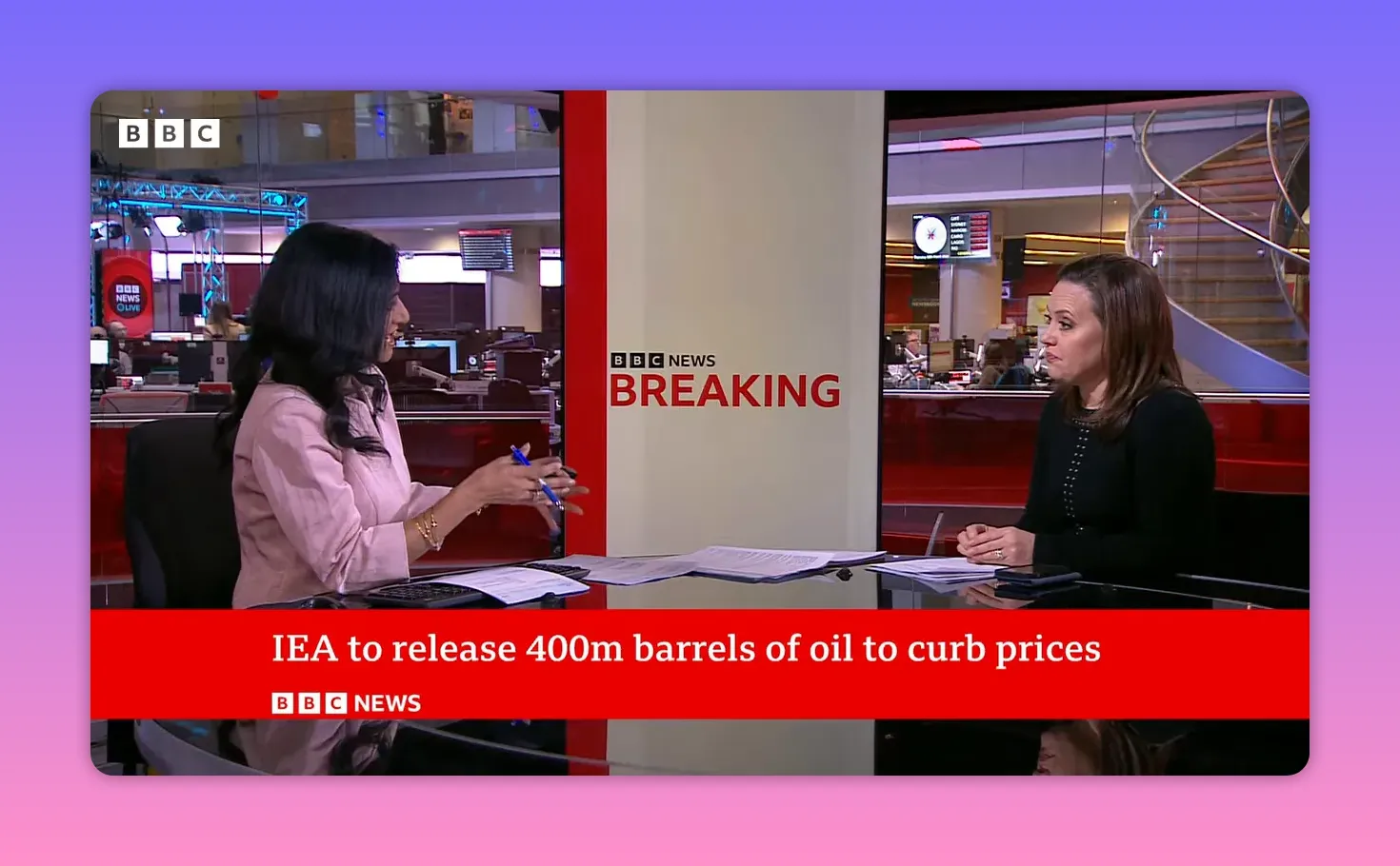 Deux journalistes en plateau BBC encadrant un panneau 'BREAKING', illustration de la couverture médiatique des incidents pétroliers