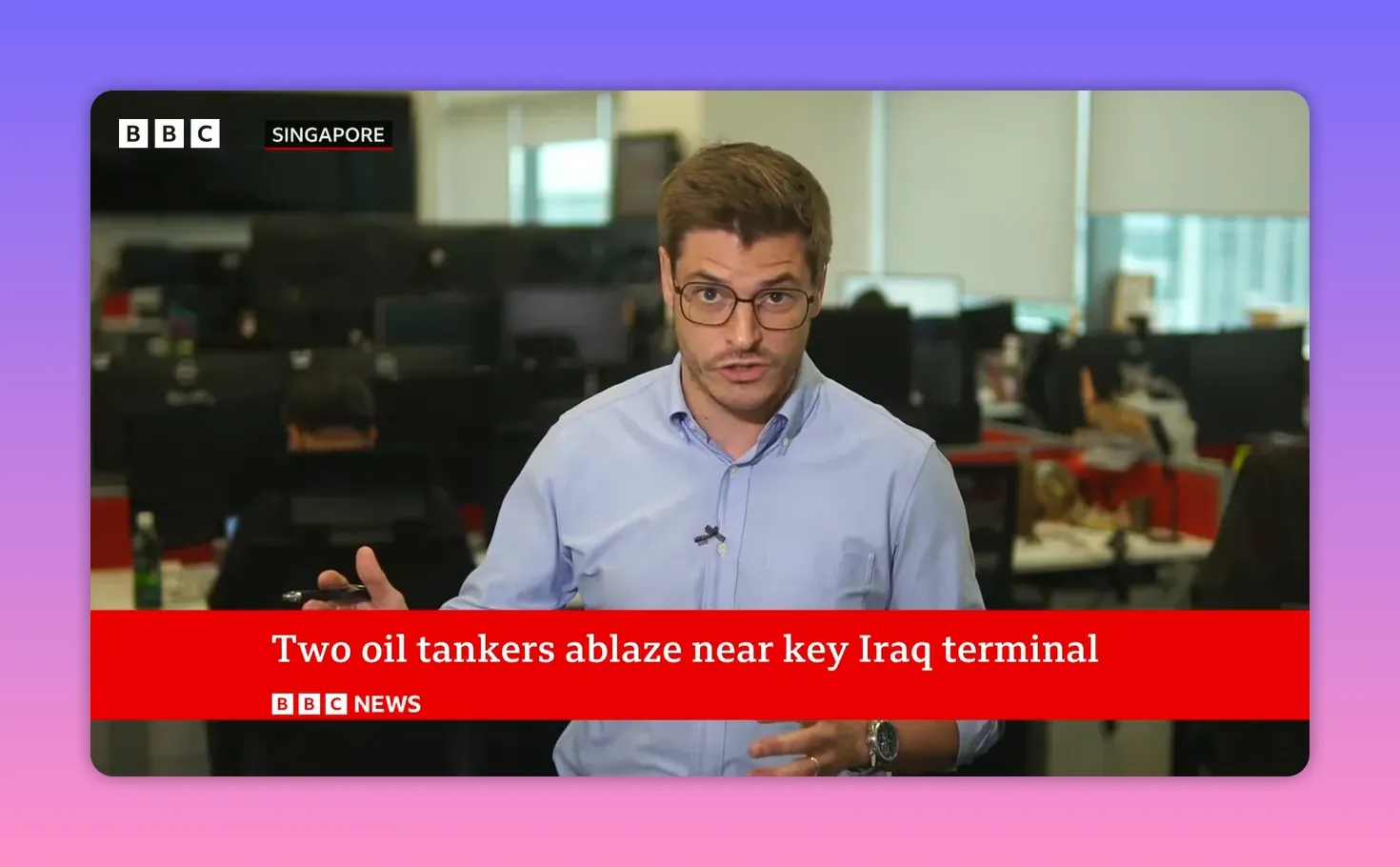Journaliste BBC face caméra dans une salle de rédaction, bandeau 'Two oil tankers ablaze near key Iraq terminal' visible