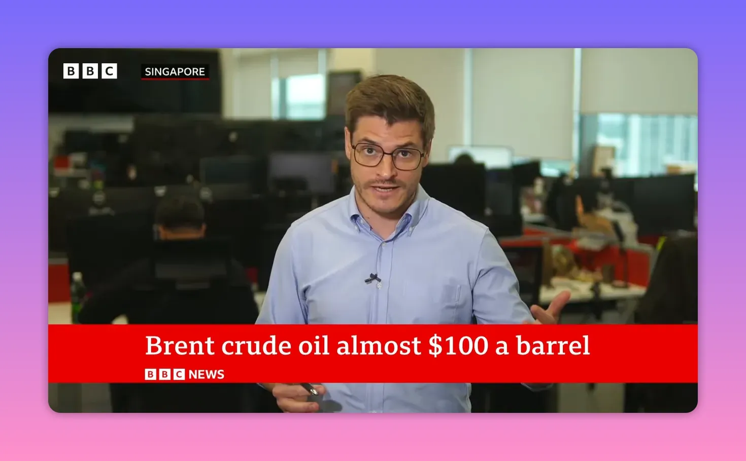 Journaliste BBC en plateau, image nette avec bandeau «Brent crude oil almost $100 a barrel».