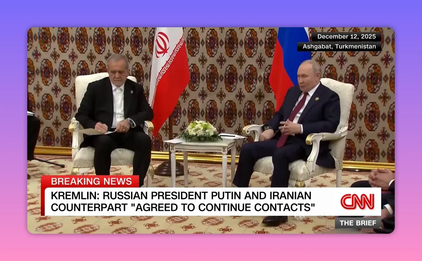 Zwei Regierungsvertreter in einem formellen Gespräch vor iranischer und russischer Flagge, Datum und Ort eingeblendet.