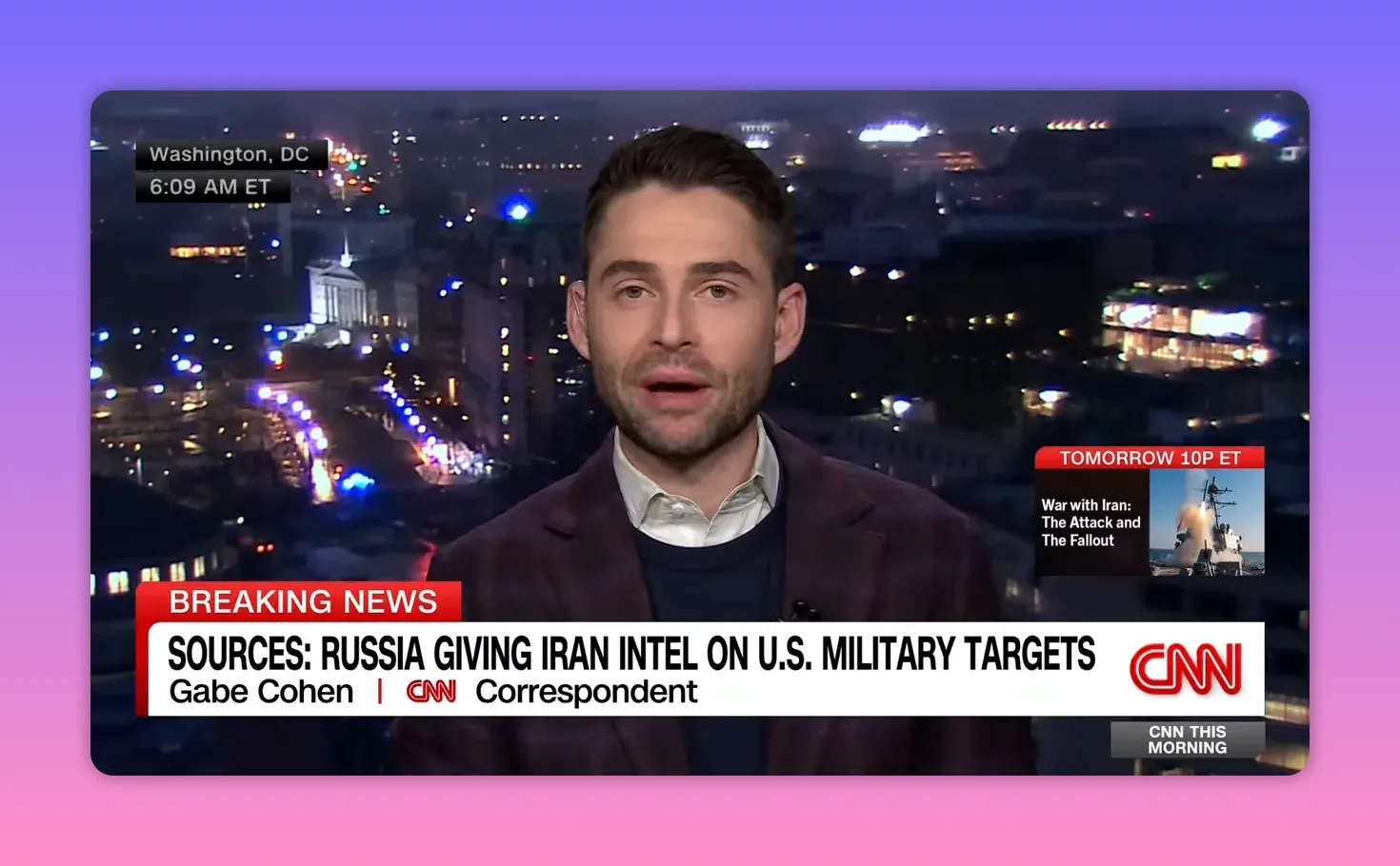 TV-Screenshot im Querformat: Moderator vor Stadtbeleuchtung, deutliches 'Breaking News'-Banner über angeblicher Weitergabe russischer Aufklärungsdaten an Iran.
