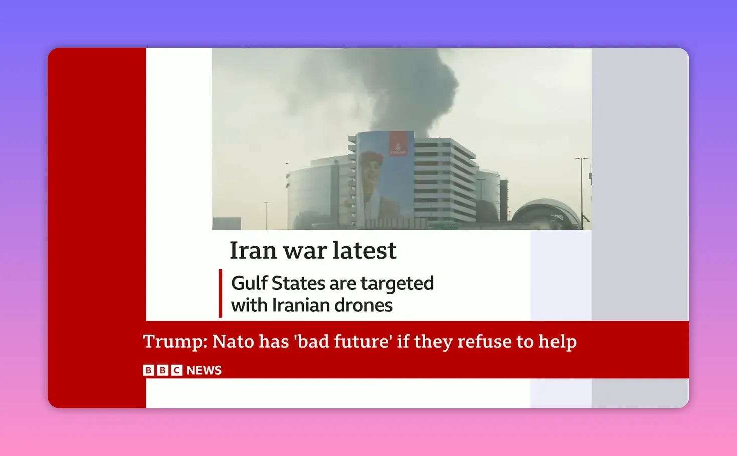 Bâtiment avec panache de fumée et titre d'actualité indiquant des attaques par drones dans les États du Golfe