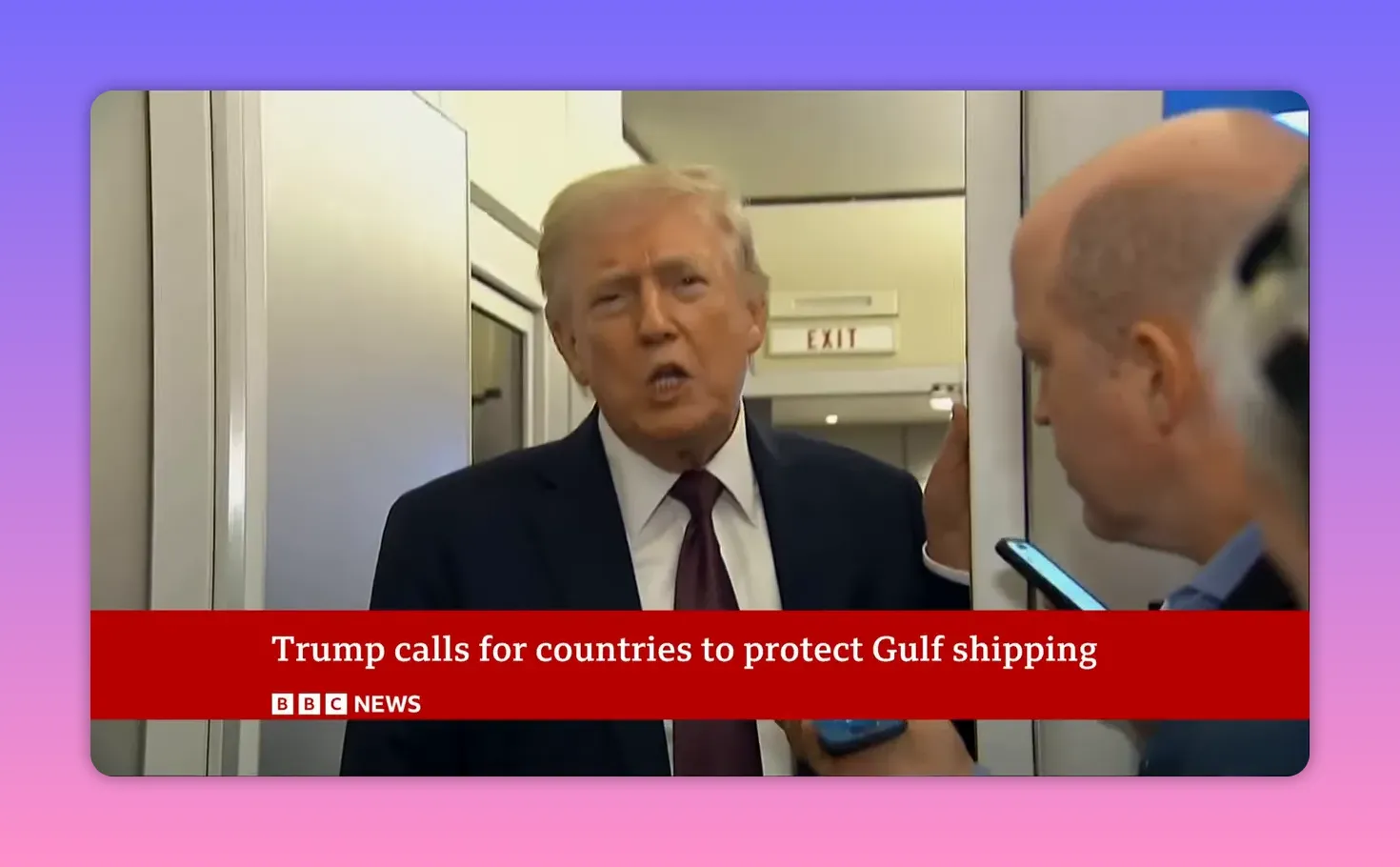 Dirigeant politique parlant aux journalistes à bord d’un avion, bandeau BBC indiquant un appel à protéger la navigation dans le Golfe