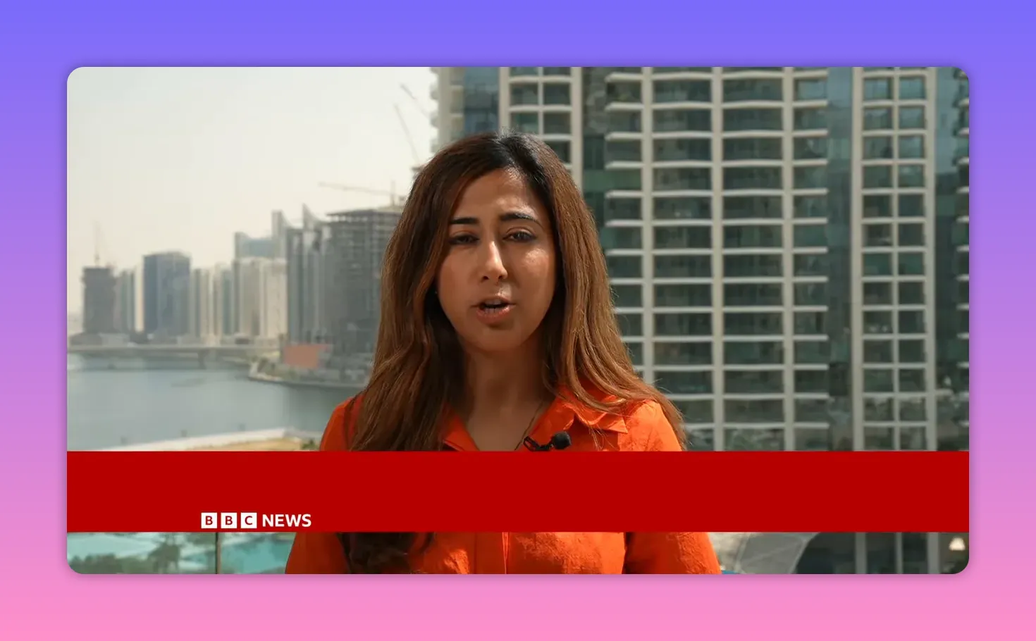 Correspondante devant la marina et les tours côtières du Golfe