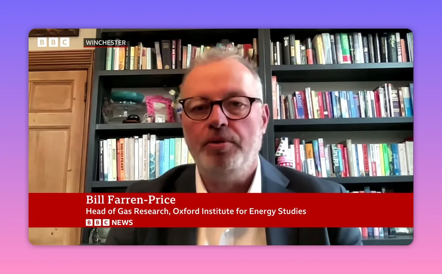 Interview BBC d'un expert en énergie devant une bibliothèque; bandeau explicatif mentionnant le détroit d'Hormuz et l'affiliation professionnelle