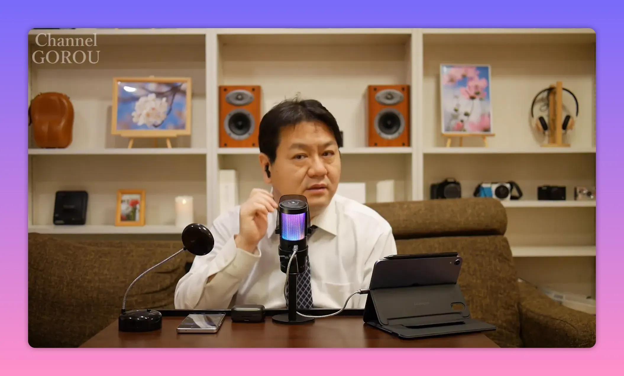 イヤホンを耳に装着して試聴する様子（装着感を確認している）