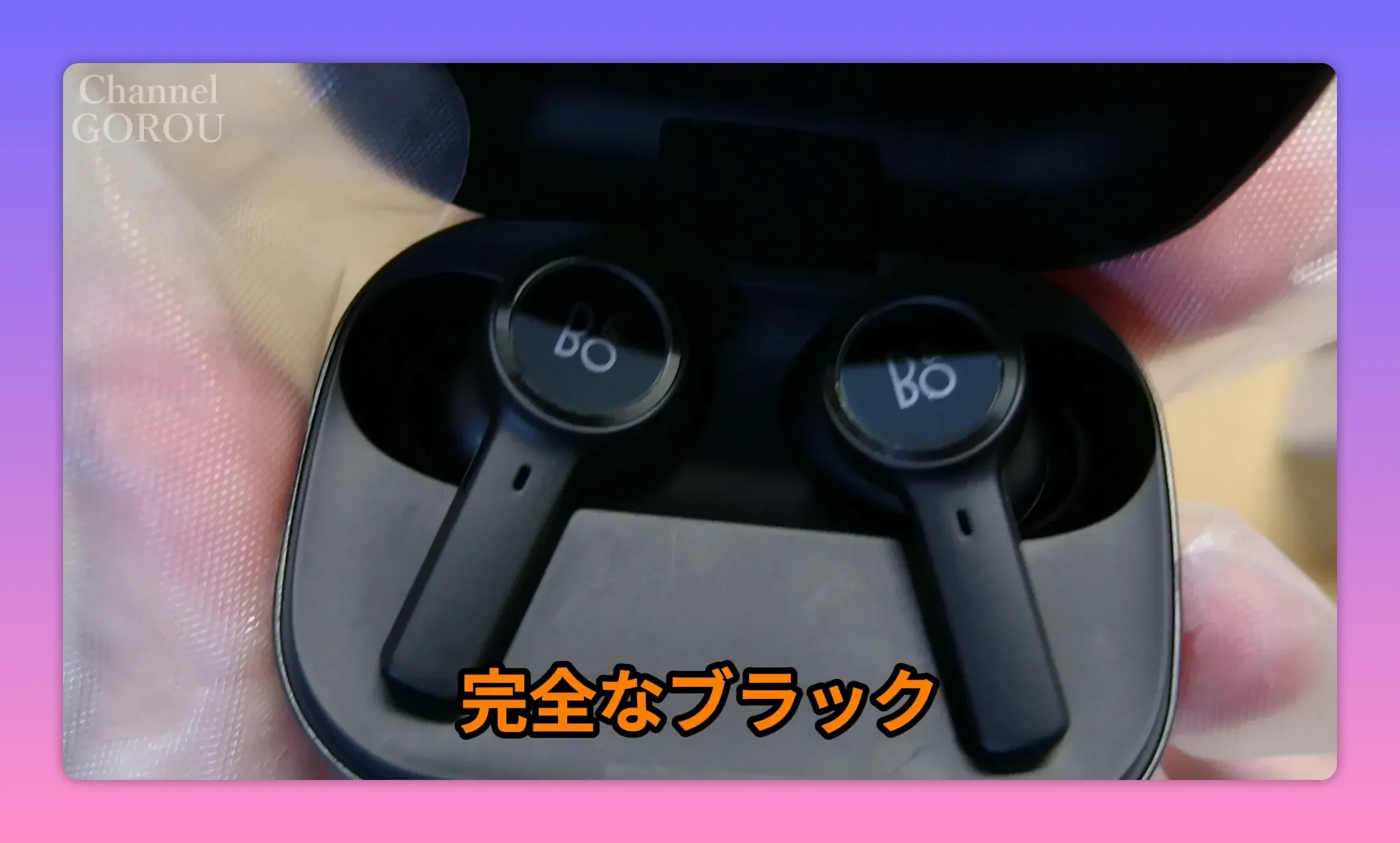 Beoplay EXイヤホンと充電ケースの鮮明なクローズアップ