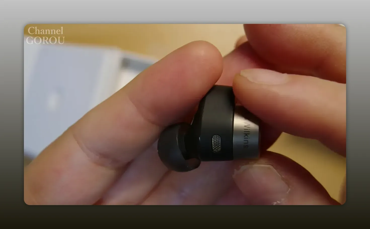 Bowers & Wilkins Pi7の側面クローズアップ(メタルリングと通気口が見える)