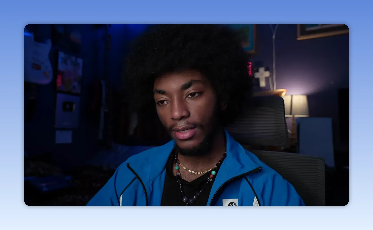 Portrait net de l'auteur face caméra, expression réfléchie et engageante.