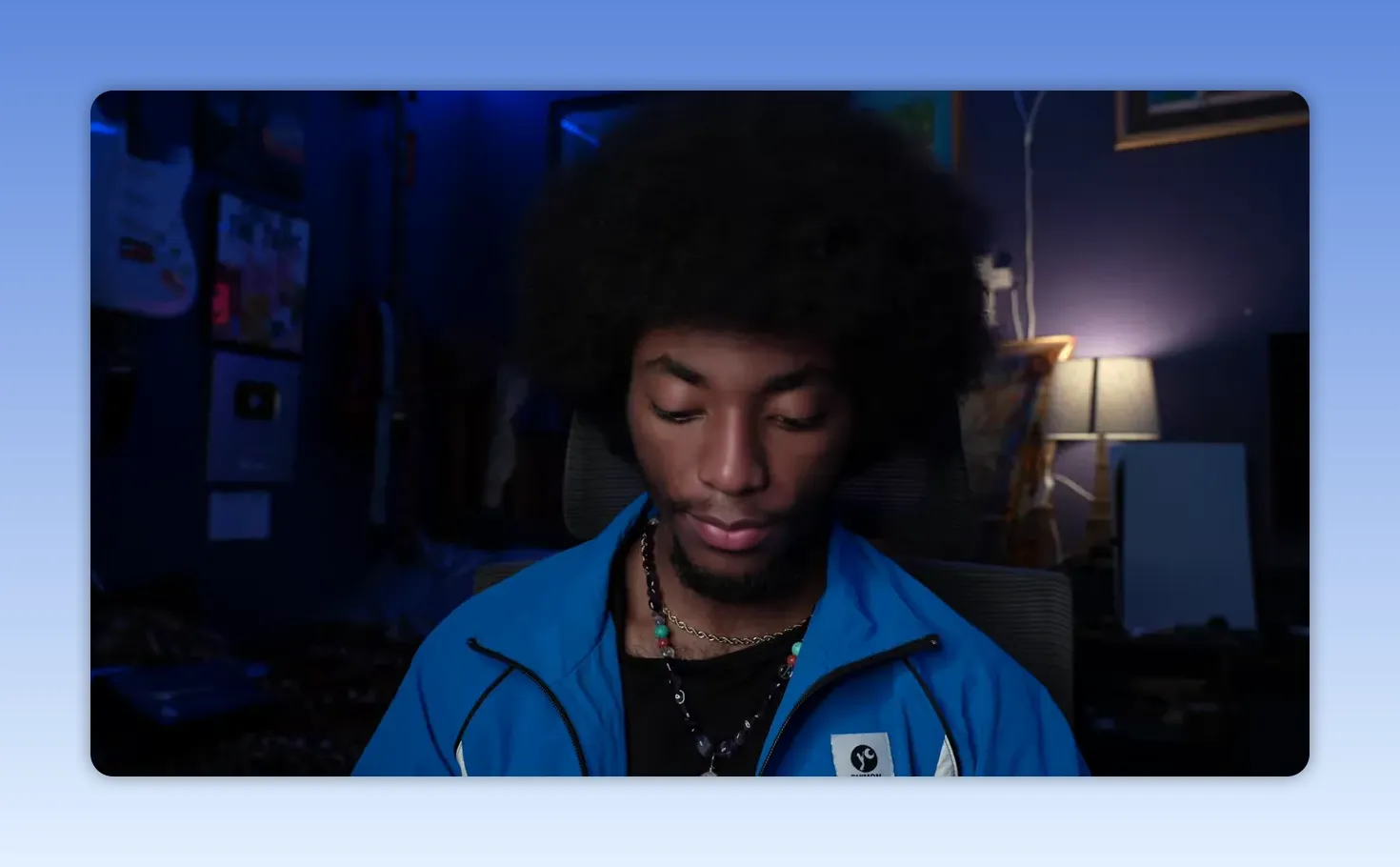 Personne regardant vers le bas, concentrée comme si elle notait des chiffres dans un carnet