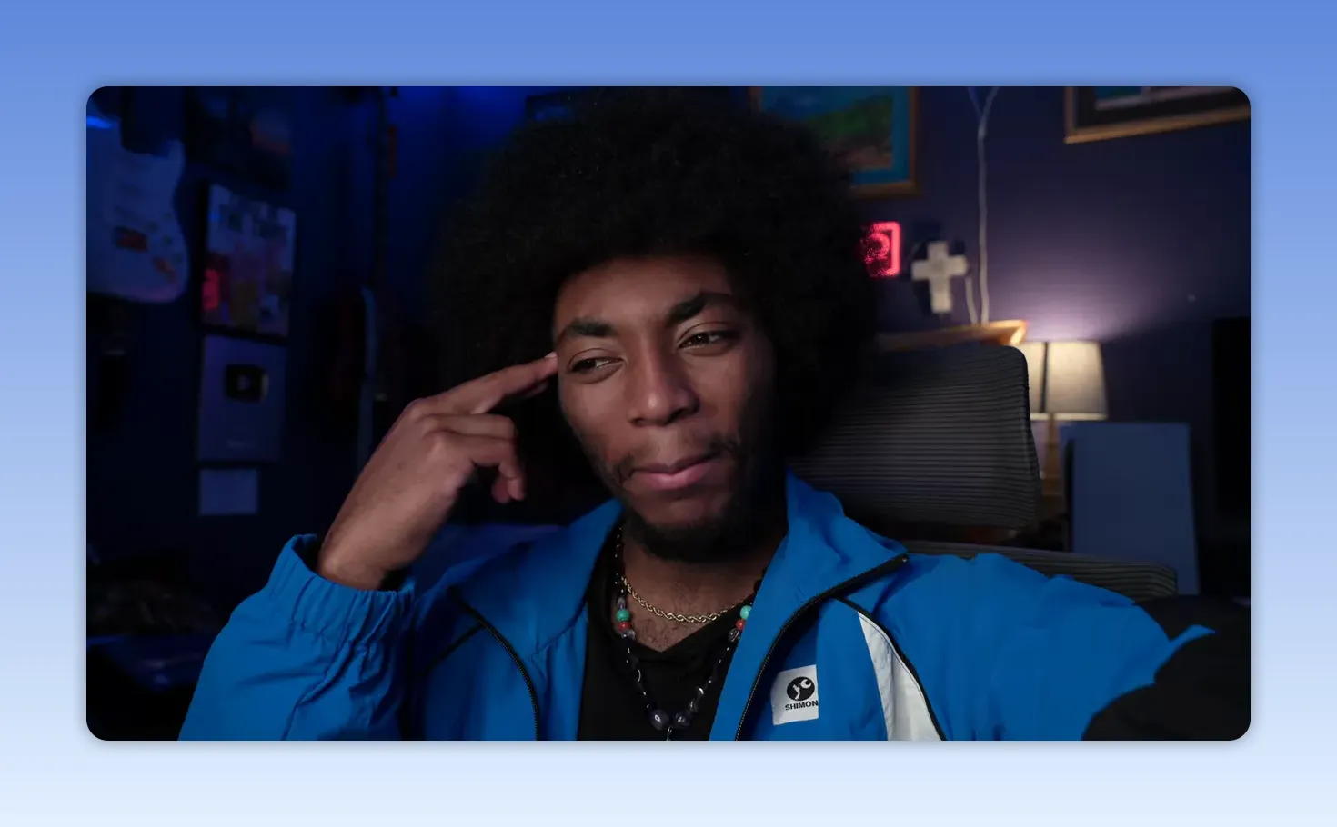 Auteur pointant sa tempe, geste évoquant réflexion et intention.