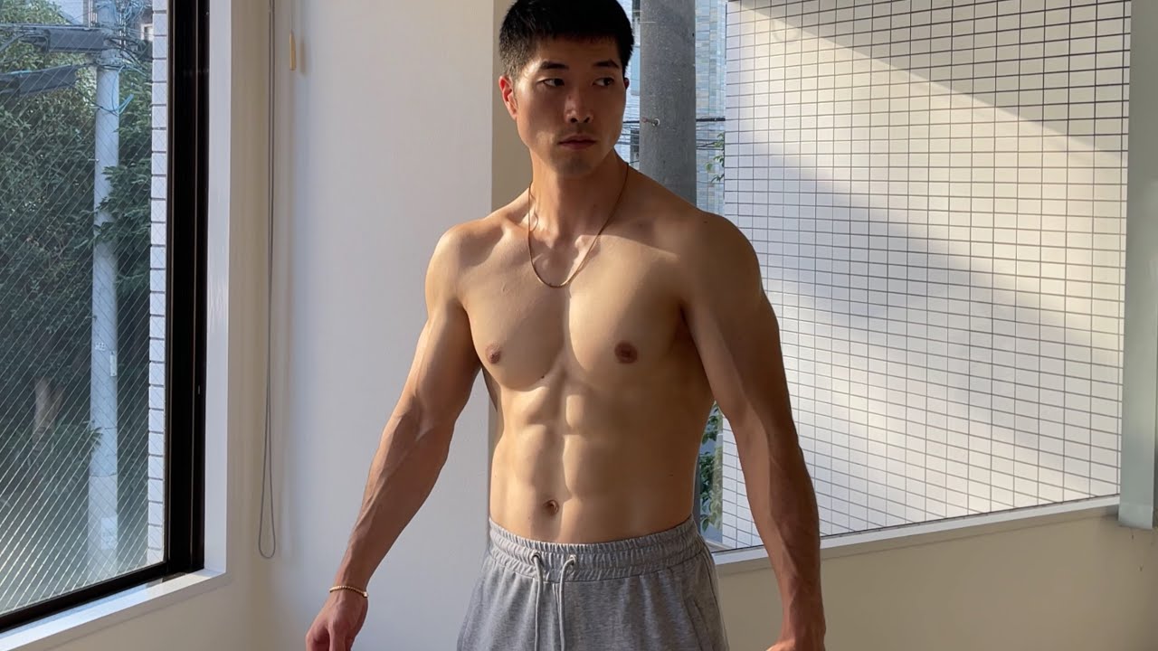 video thumbnail for '自重のみで大胸筋を発達させる方法'