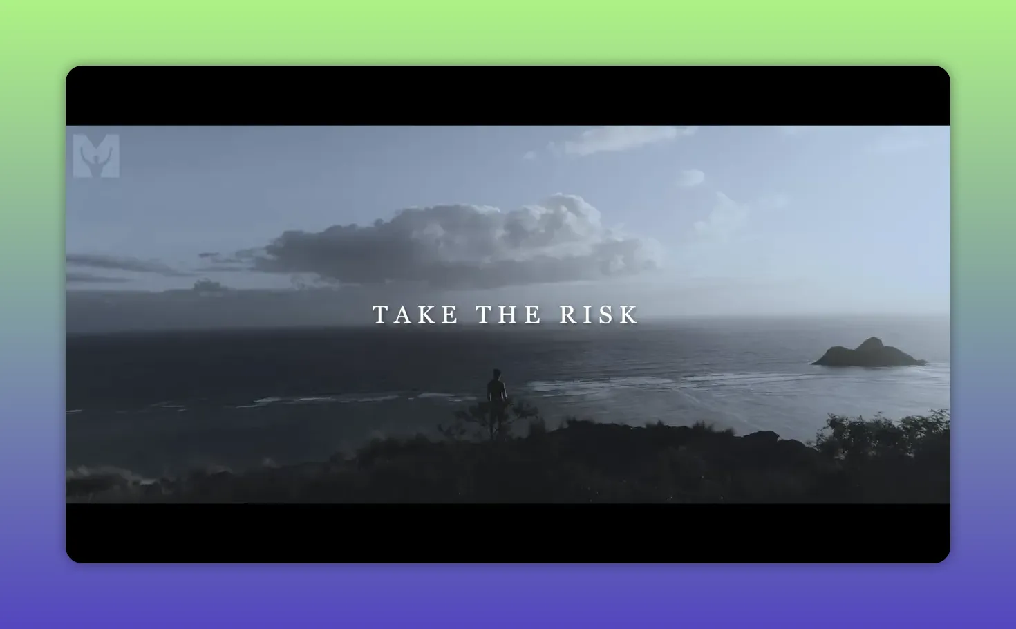 Figura piccola sulla sommità di una scogliera che guarda il mare aperto con la scritta 'Take the risk'