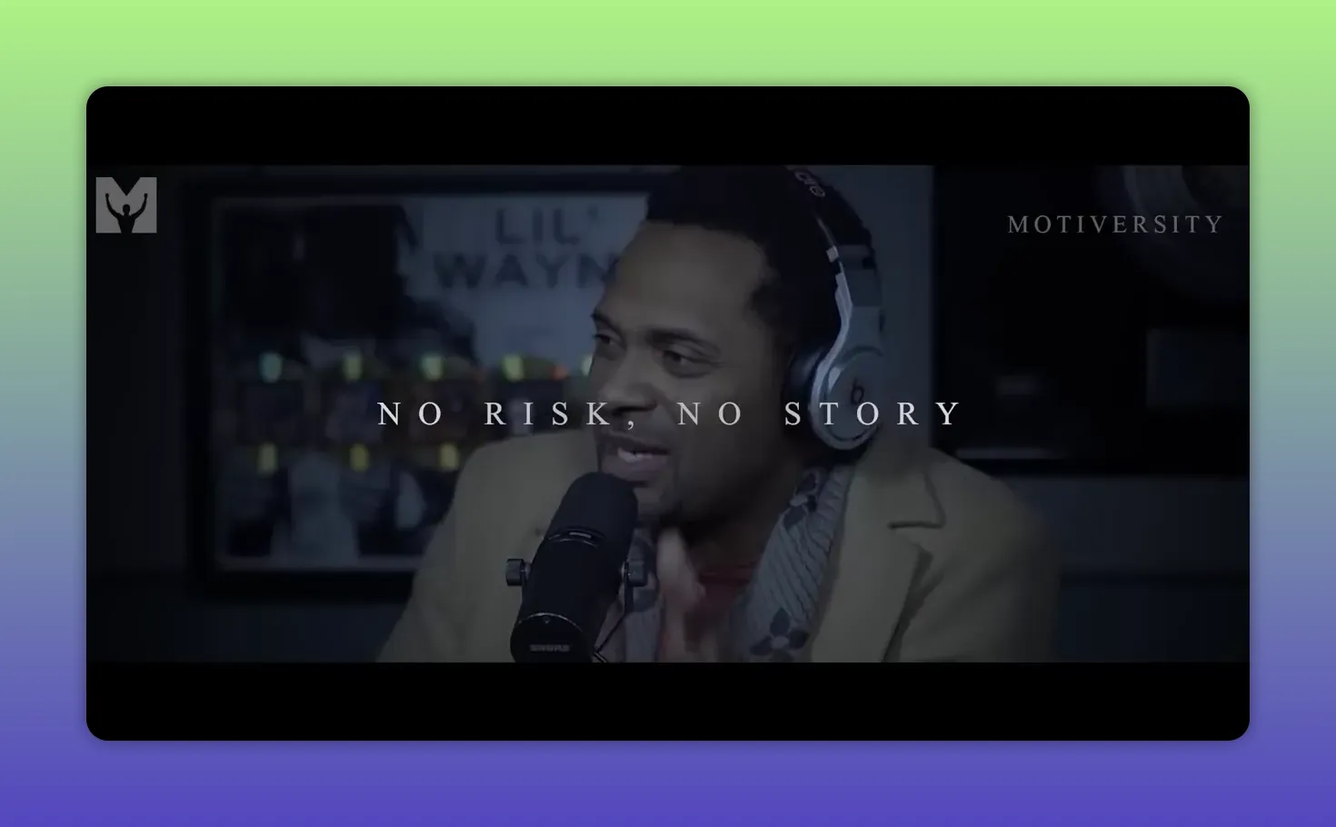 persona con cuffie e microfono che parla nello studio, testo 'No risk, no story'