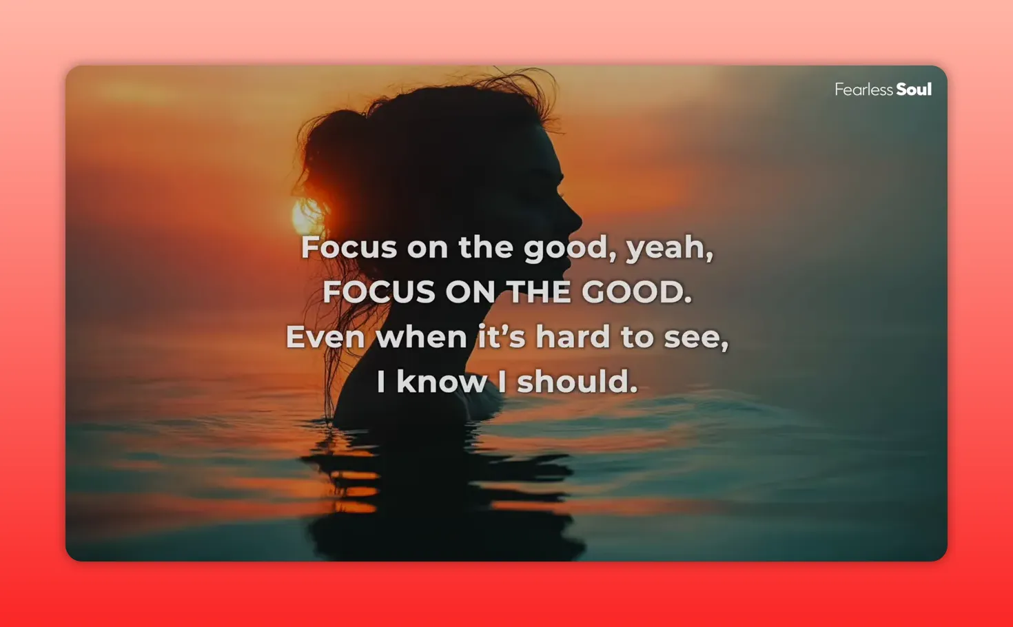 Sagoma al tramonto con testo chiaro 'Focus on the good' come promemoria motivazionale