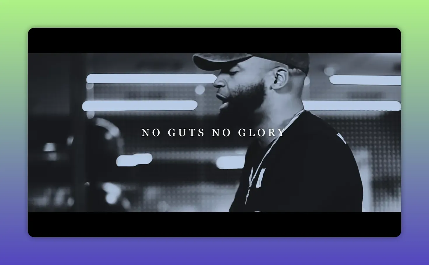 Profilo ben illuminato di un uomo che parla in palestra, con la scritta 'NO GUTS NO GLORY' e luci sullo sfondo.